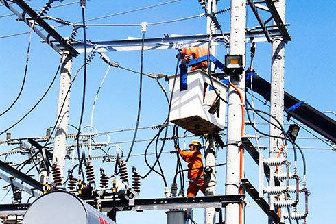 Công nhân điện lực sửa chữa lưới điện.