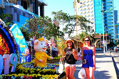 Khách du lịch nước ngoài dạo phố Nha Trang. 
