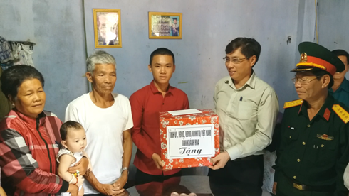 Ông Lê Đức Vinh tặng quà cho thanh niên Trần Anh Tuấn.