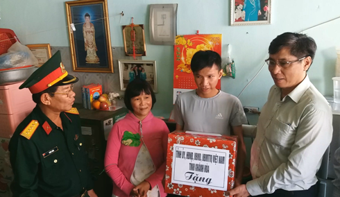 Ông Lê Đức Vinh tặng quà cho thanh niên Nguyễn Trọng Hiếu.