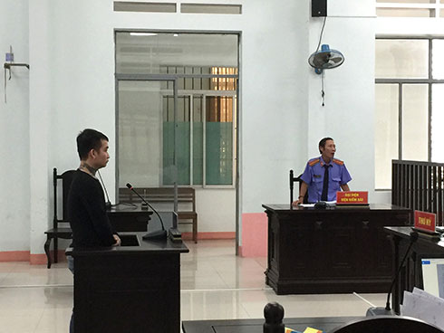 Đại diện Viện Kiểm sát nhân dân tỉnh Khánh Hòa đề nghị trả hồ sơ để điều tra bổ sung.