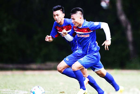 Không nên vắt kiệt sức lực của những cầu thủ trẻ như Quang Hải, Văn Hậu  để chạy theo căn bệnh thành tích.