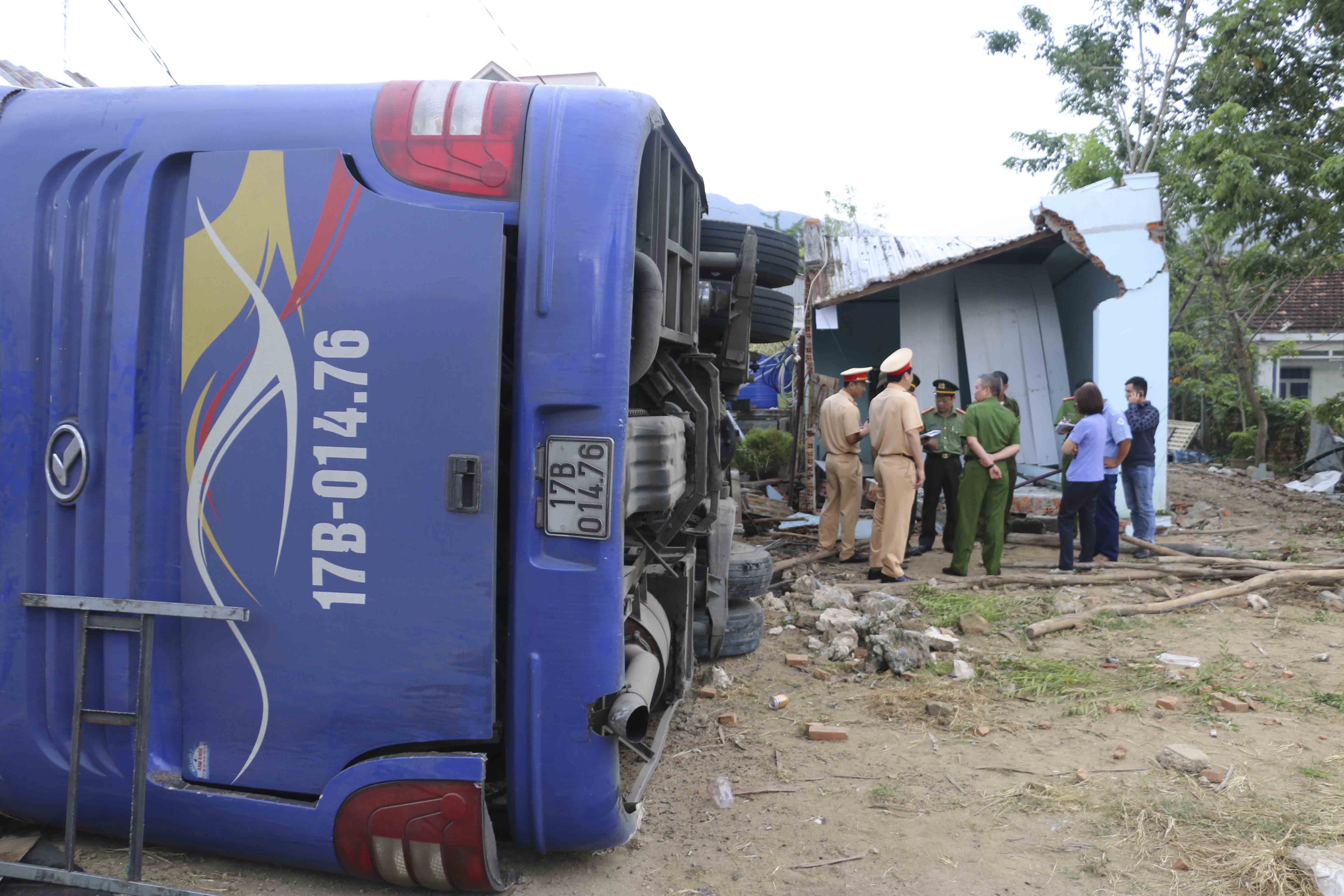 Vụ xe khách lao vào nhà dân tại Nha Trang: Lốp xe bị nổ sau khi phanh