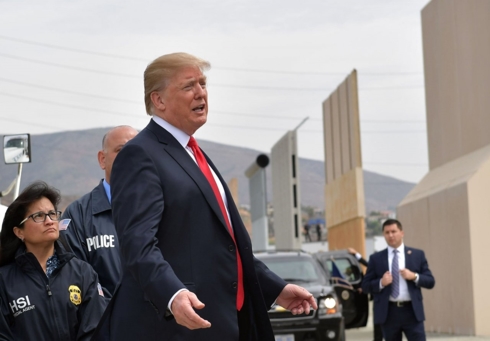 Tổng thống Trump tới thăm khu vực hàng rào biên giới giữa Mỹ và Mexico ở khu vực San Diego. Ảnh: Global Post