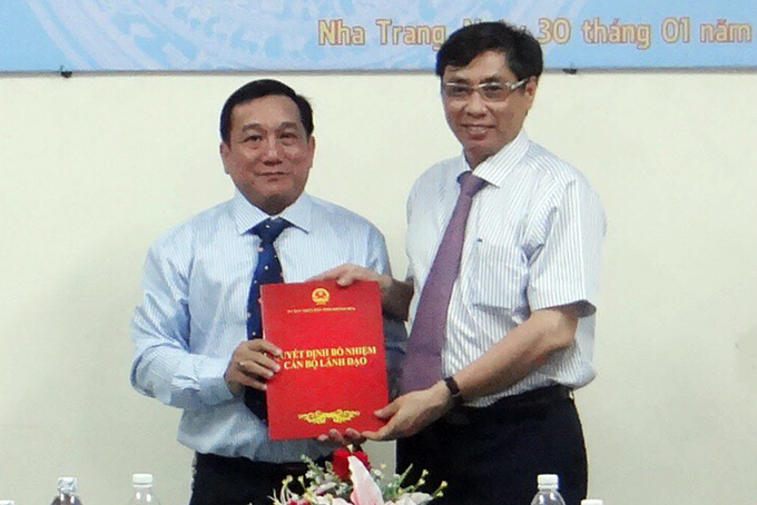 Ông Lê Đức Vinh - Phó Bí thư Tỉnh ủy, Chủ tịch UBND tỉnh Khánh Hòa (bên phải) trao quyết định cho ông Vĩnh Thông