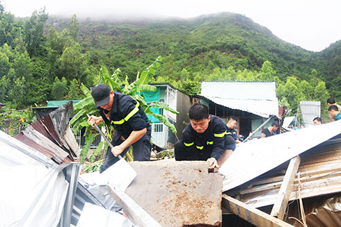 Nỗ lực tìm kiếm người bị nạn trong vụ lở núi ở xã Phước Đồng.