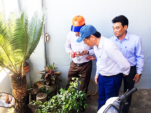 Đồng chí Nguyễn Đắc Tài kiểm tra công tác phòng, chống sốt xuất huyết tại các hộ dân.
