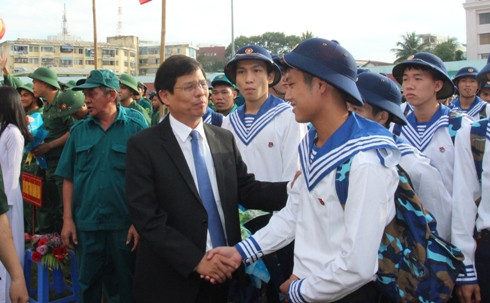 Ông Nguyễn Tấn Tuân động viên thanh niên trước lúc lên đường nhập ngũ
