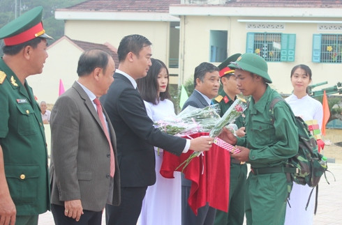 Lãnh đạo huyện Khánh Sơn động viên thanh niên trước lúc lên đường nhập ngũ.