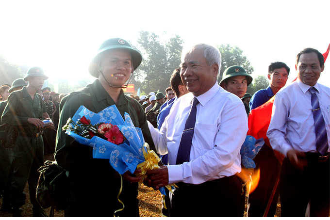 Ông Đào Công Thiên tặng hoa động viên các thanh niên lên đường thực hiện nghĩa vụ quân sự. 