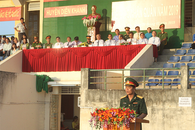 Lãnh đạo Ban chỉ huy Quân sự huyện Diên Khánh công bố quyết định về chỉ tiêu giao nhận quân. 