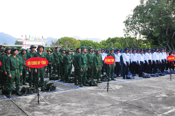 Quang cảnh lễ giao quân tại huyện Cam Lâm