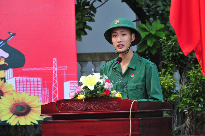 Thanh niên Nguyễn Đức Tiến (thị trấn Cam Đức) thay mặt thanh niên toàn huyện phát biểu quyết tâm hoàn thành nhiệm vụ