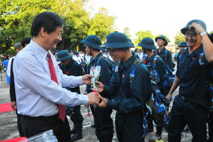 Ông Trần Sơn Hải tặng hoa động viên thanh niên lên đường nhập ngũ 