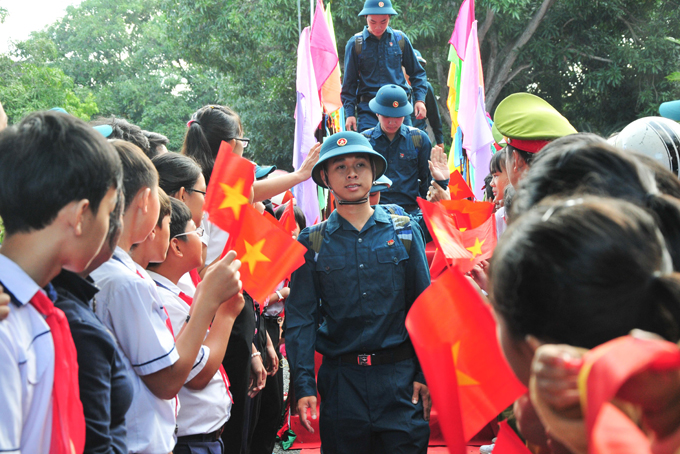 Thanh niên Cam Lâm hăng hái lên đường làm nhiệm vụ