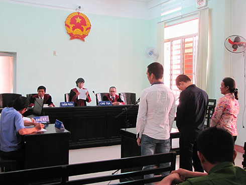 Đi đòi nợ, cả nhóm hầu tòa