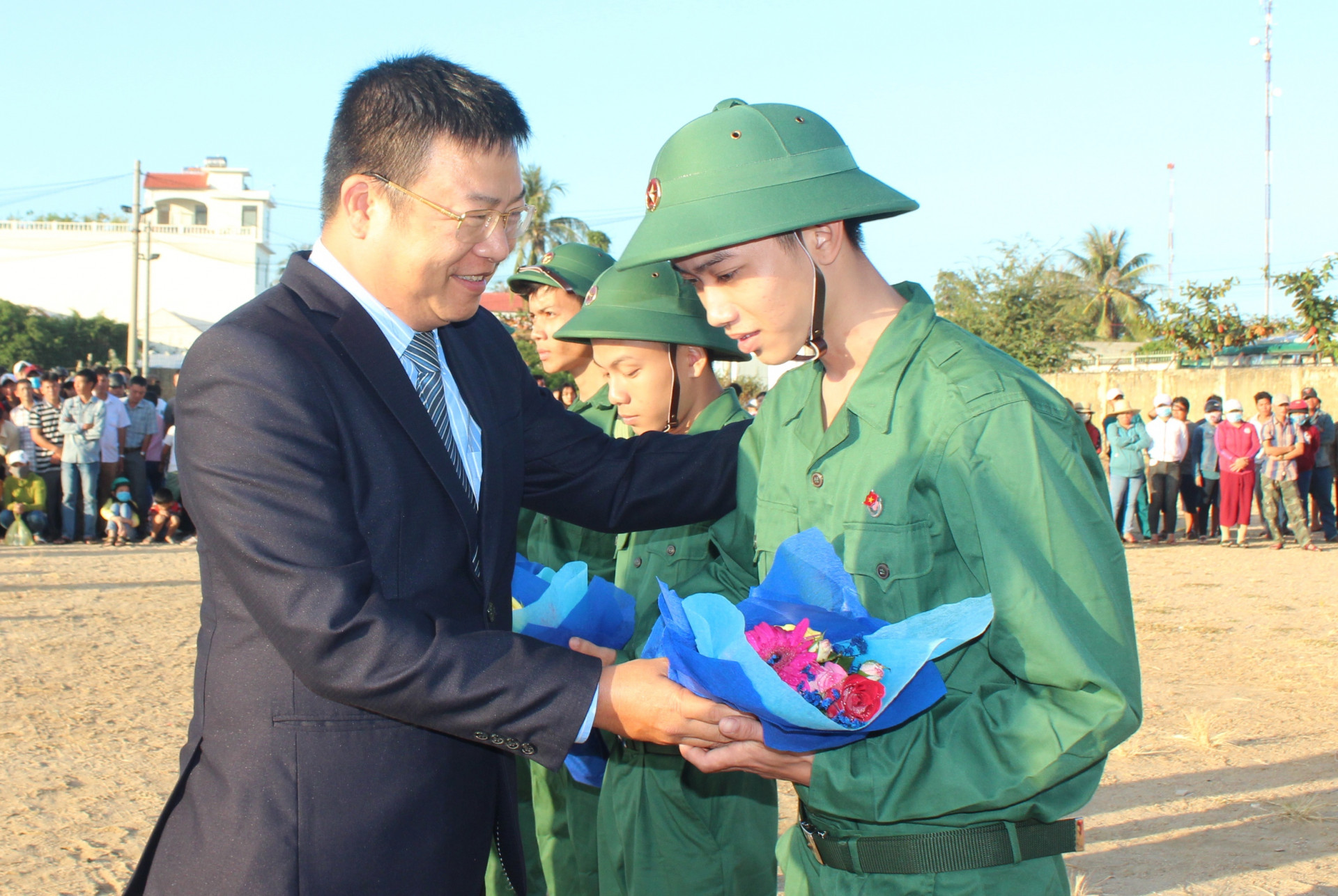 Lãnh đạo huyện Vạn Ninh tặng hao chúc mừng các tân binh.