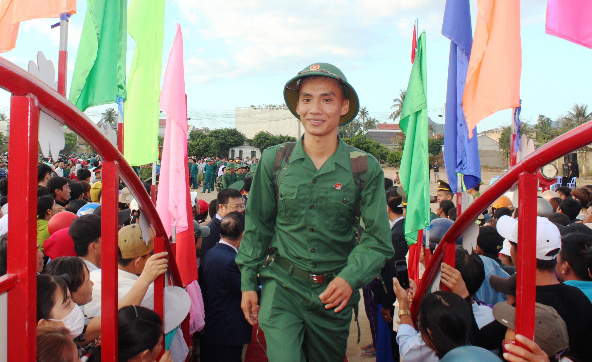 Các thanh niên huyện Vạn Ninh đi qua cầu Vinh Quang.