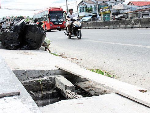 Hố nguy hiểm trước nhà dân