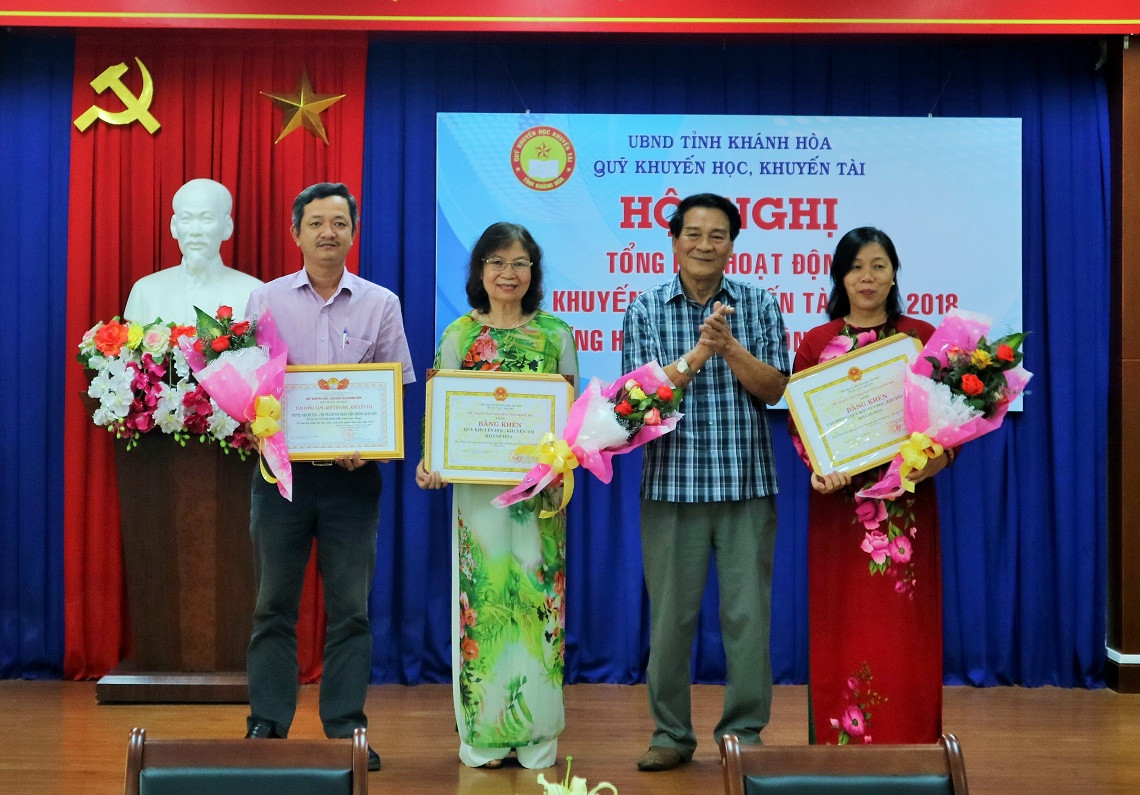 Ông Phạm Văn Chi - nguyên Chủ tịch UBND tỉnh, Phó Chủ tịch Thường trực Hội đồng Quản lý Quỹ trao bằng khen và giấy chứng nhận cho các đơn vị. 