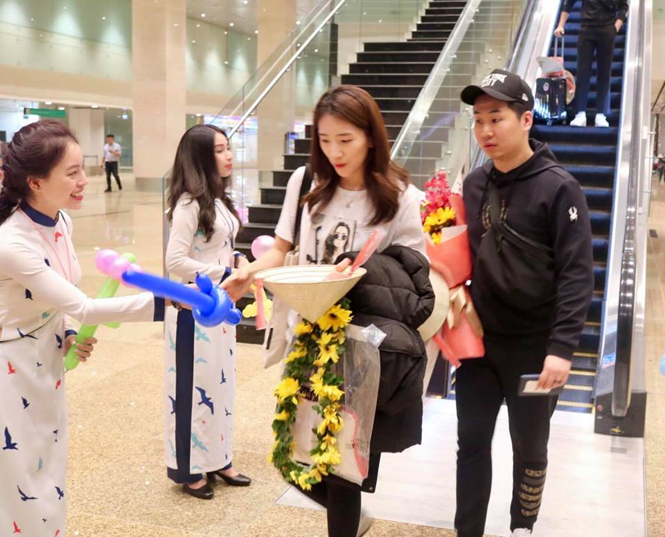 Hành khách của hãng hàng không T’way  được tặng nón lá của Việt Nam khi xuống sân bay Cam Ranh