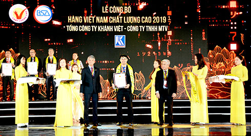 Đại diện Tổng Công ty Khánh Việt nhận danh hiệu  Hàng Việt Nam chất lượng cao.