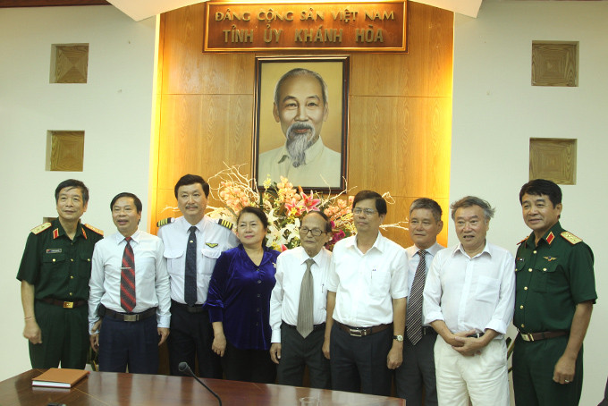 Đồng chí Nguyễn Tấn Tuân (thứ 4 từ phải sang) chụp hình lưu niệm với đạo diễn và thân nhân các nhân vật chính trong phim. 
