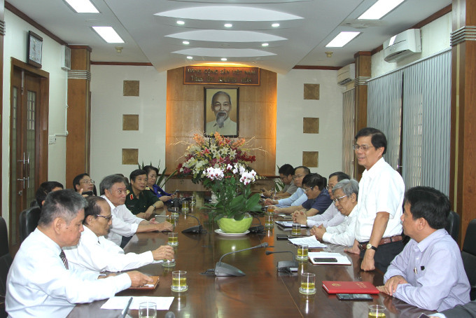 Ông Nguyễn Tấn Tuân phát biểu tại buổi gặp mặt. 