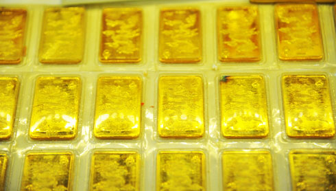 Giá vàng thế giới hôm nay lao dốc nhưng vẫn cao hơn vàng SJC