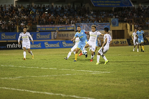 Trận đấu giữa Sanna Khánh Hòa-Biển Việt Nam gặp Hoàng Anh Gia Lai trên sân 19-8 Nha Trang.