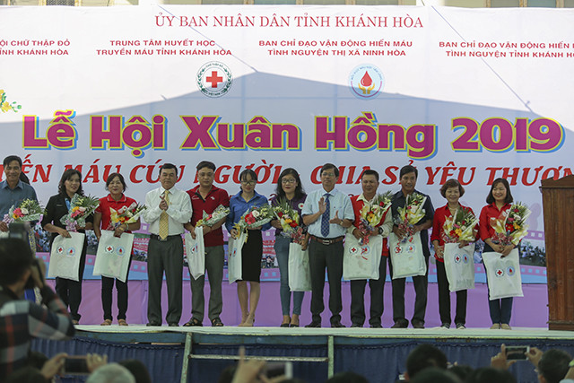 Đồng chí Nguyễn Tấn Tuân trao giấy khen cho các tập thể, gia đình, cá nhân đạt thành tích trong phong trào hiến máu tình nguyện.