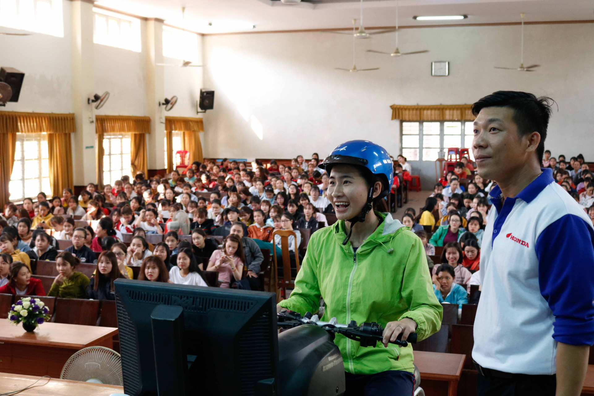 Các đoàn viên, thanh niên thực hành xử lý các tình huống khi tham gia giao thông trên máy 