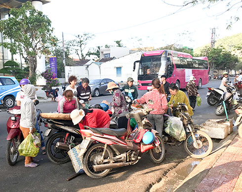 Chợ tự phát trên đường Hòn Chồng gây cản trợ giao thông, mất mỹ quan đô thị (ảnh chụp sáng 20-2).