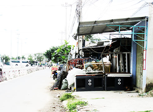 Chiếm trọn vỉa hè để mua bán phế liệu