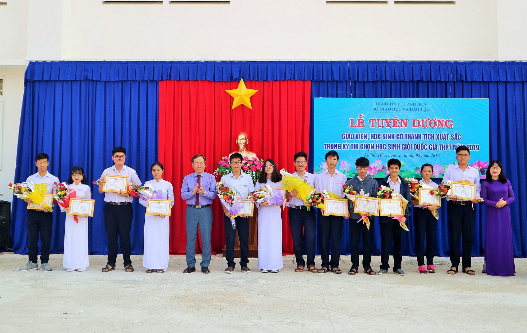 Đồng chí Nguyễn Đắc Tài và lãnh đạo Sở Giáo dục và Đào tạo trao giấy khen cho các học sinh. 