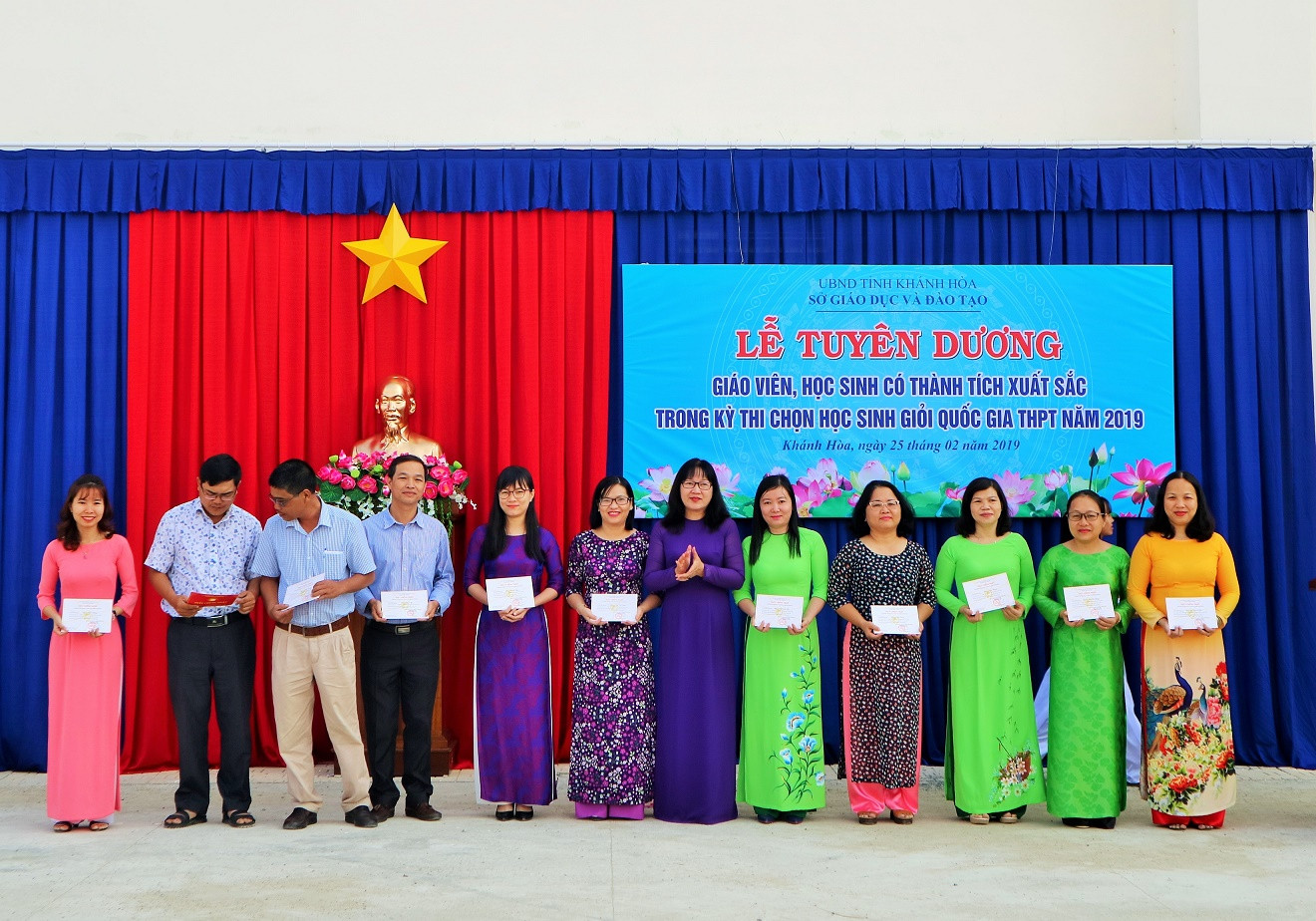 Lãnh đạo Sở Giáo dục và Đào tạo trao phần thưởng cho các giáo viên. 