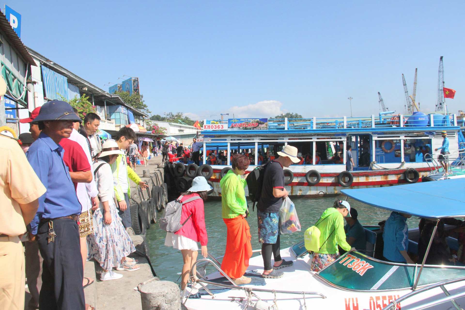 Khách du lịch lên tàu đi tour đảo vịnh Nha Trang