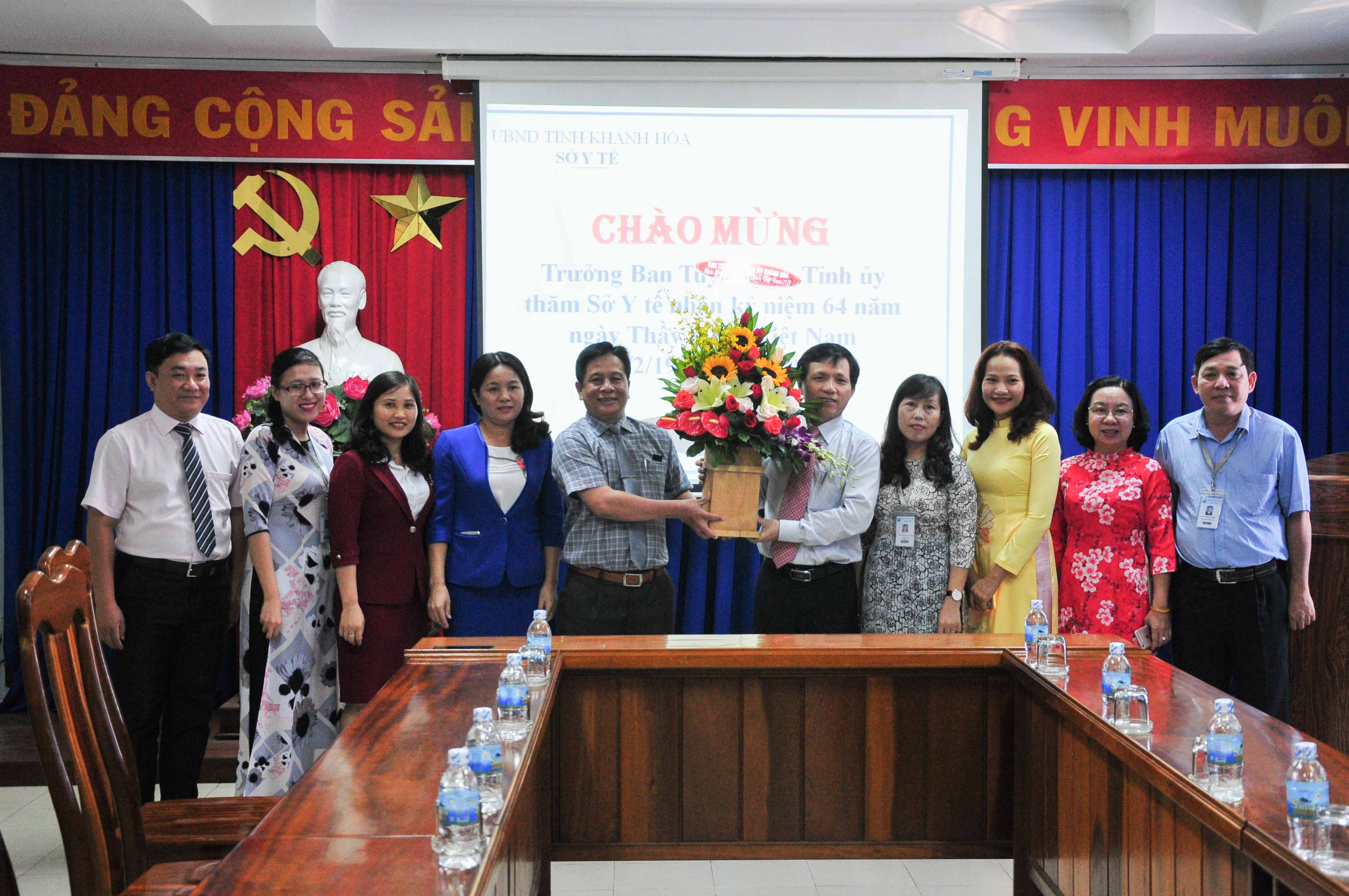 Thăm các đơn vị y tế nhân kỷ niệm Ngày Thầy thuốc Việt Nam