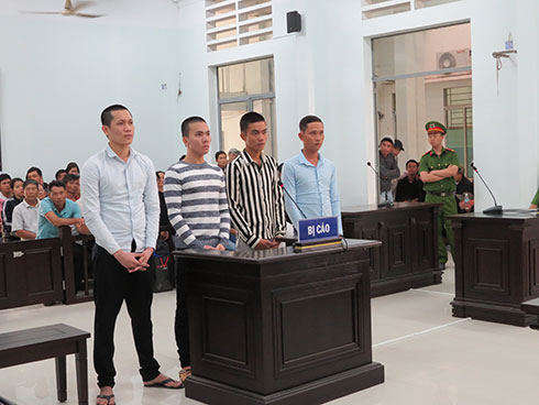 Bị cáo Phạm Thanh Khánh (đứng ngoài cùng, bên trái) và 3 bị cáo.