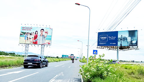 Những tấm bảng quảng cáo kích thước lớn trên đại lộ Nguyễn Tất Thành. 