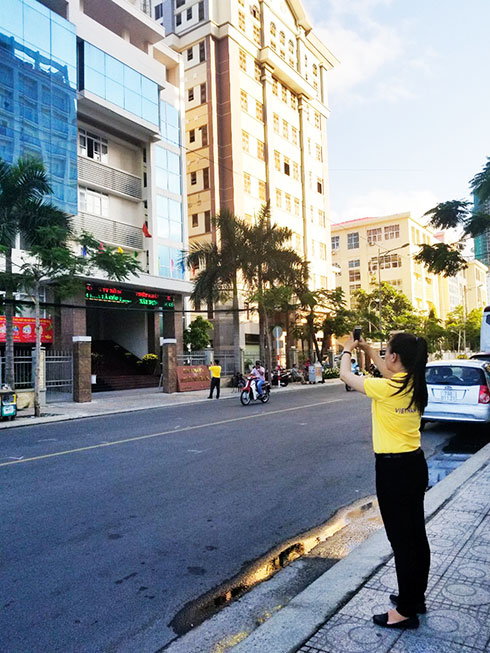 Nhân viên Bưu điện tỉnh thực hiện việc thu thập dữ liệu cho dự án VN Map.