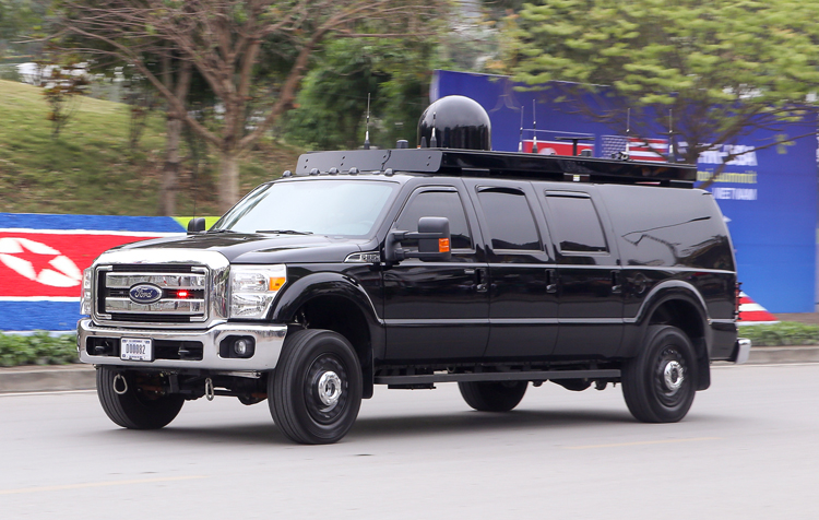 Giải mã xế lạ hộ tống Tổng thống Mỹ tại Việt Nam