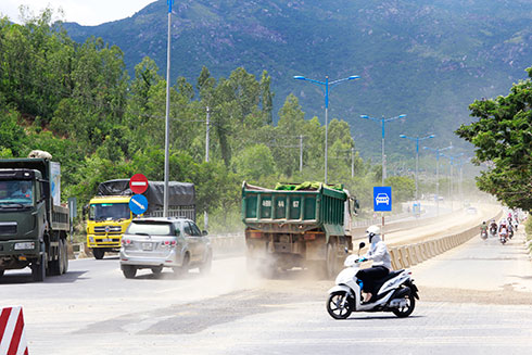 Đường Nguyễn Tất Thành sẽ được sửa chữa trong thời gian tới.