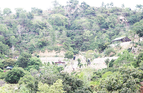 Xây dựng công trình kiên cố trên núi Hòn Rồng thuộc phường Cam Phú.