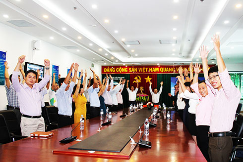 Các đại biểu dự hội nghị tại điểm cầu Khánh Hòa tham gia tập thể dục giữa giờ.