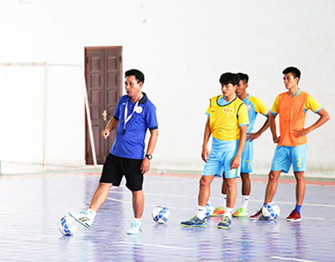 Coach Dang Dinh Khang and players of Sanna Khanh Hoa in a training session