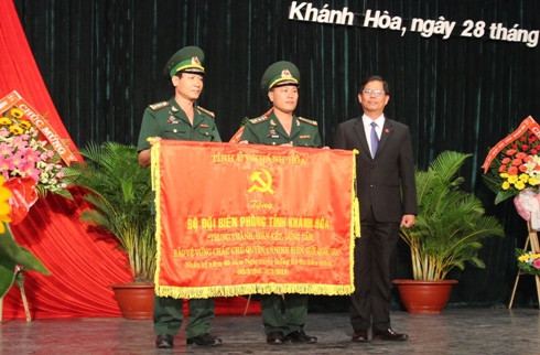 Ông Nguyễn Tấn Tuân trao bức trướng cho BĐBP tỉnh.