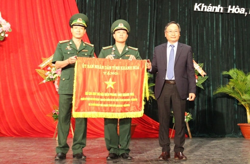 Ông Nguyễn Đắc Tài trao Cờ thi đua cho BĐBP tỉnh.