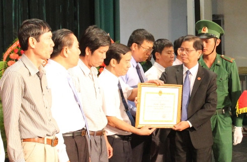 Ông Nguyễn Tấn Tuân trao Bằng khen cho các tập thể.