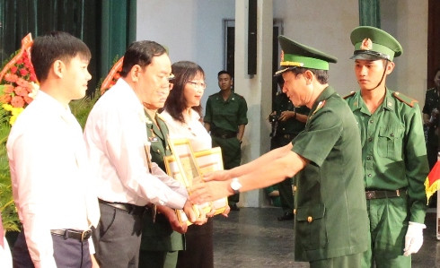 Lãnh đạo Bộ Chỉ huy BĐBP tỉnh trao Kỷ niệm chương cho các cá nhân.